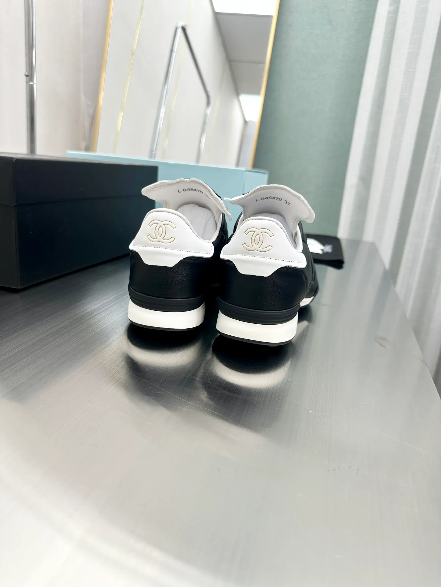 👟👟Ex-factory price 520 👟👟 CHANEL Chanel thick-soled panda sneakers Panda biscuit shoes Chanel 2023ss popular panda shoes 🐼Colorful thick-soled casual sports shoes sneakers The counter is synchronized The counter is very popular Very difficult to buy a shoe The most popular thick-soled panda shoes on the Internet It can be imagined that small fragrance control can not miss it, both appearance and comfort coexist. Simple and versatile white shoes. The thick sole increases the height and is super versatile. You can wear it with your eyes closed😍Whoever wears it will look better. Upper: calfskin. Lining: imported sheepskin lining. Outsole: T👟👟Ex-factory price U original outsole. Size: 35-40 (41 42 customized)